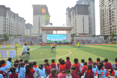 全国文明校园嘉鱼县实验小学 墙砖生长文明年轮，书页摇曳童真季风